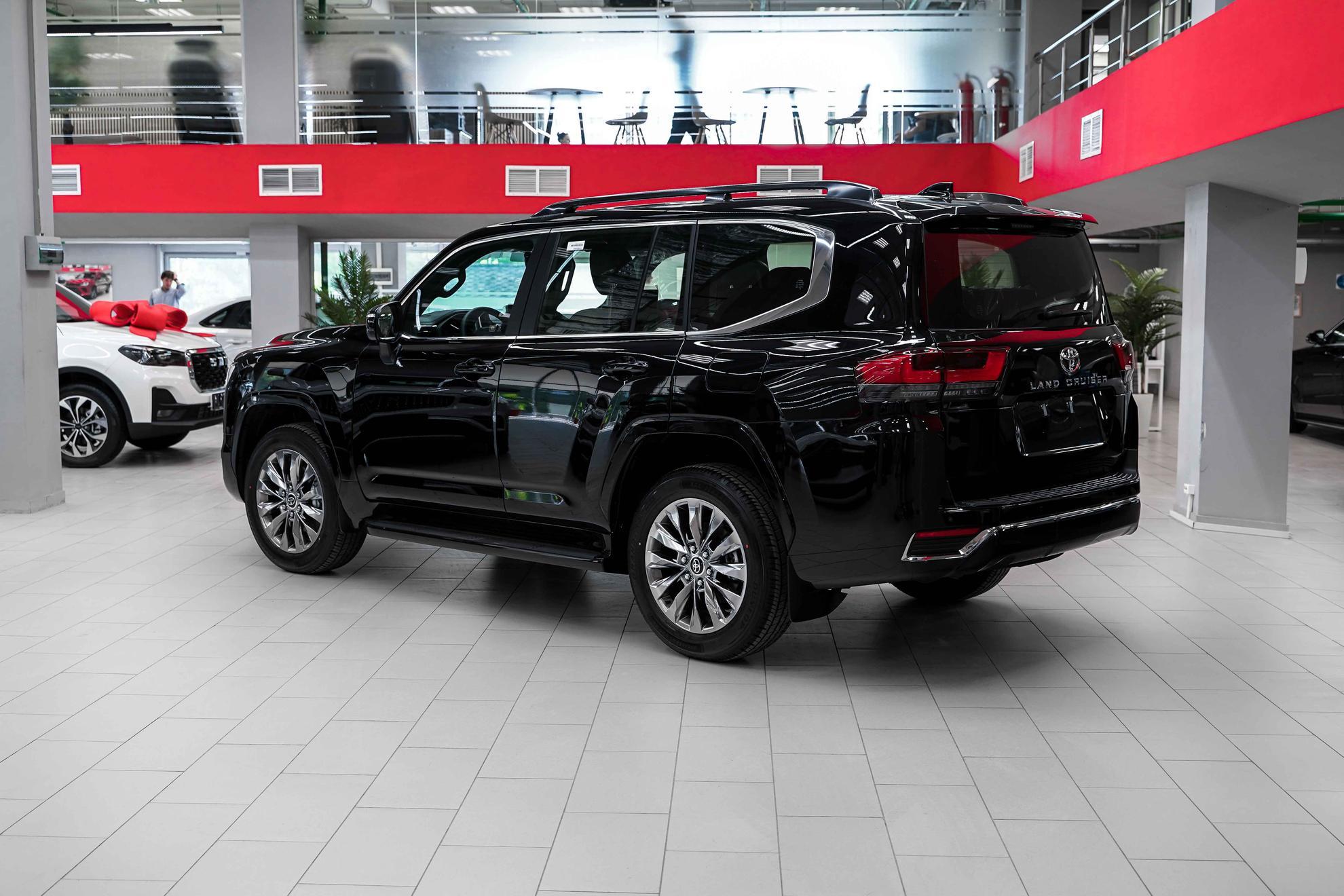 Toyota Land Cruiser 2026, черный, ДЦ Орехово