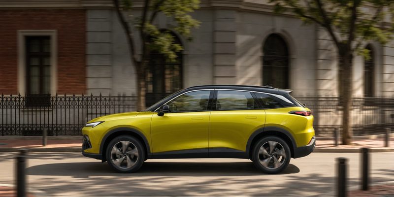 BAIC X55 на городской улице, вид сбоку
