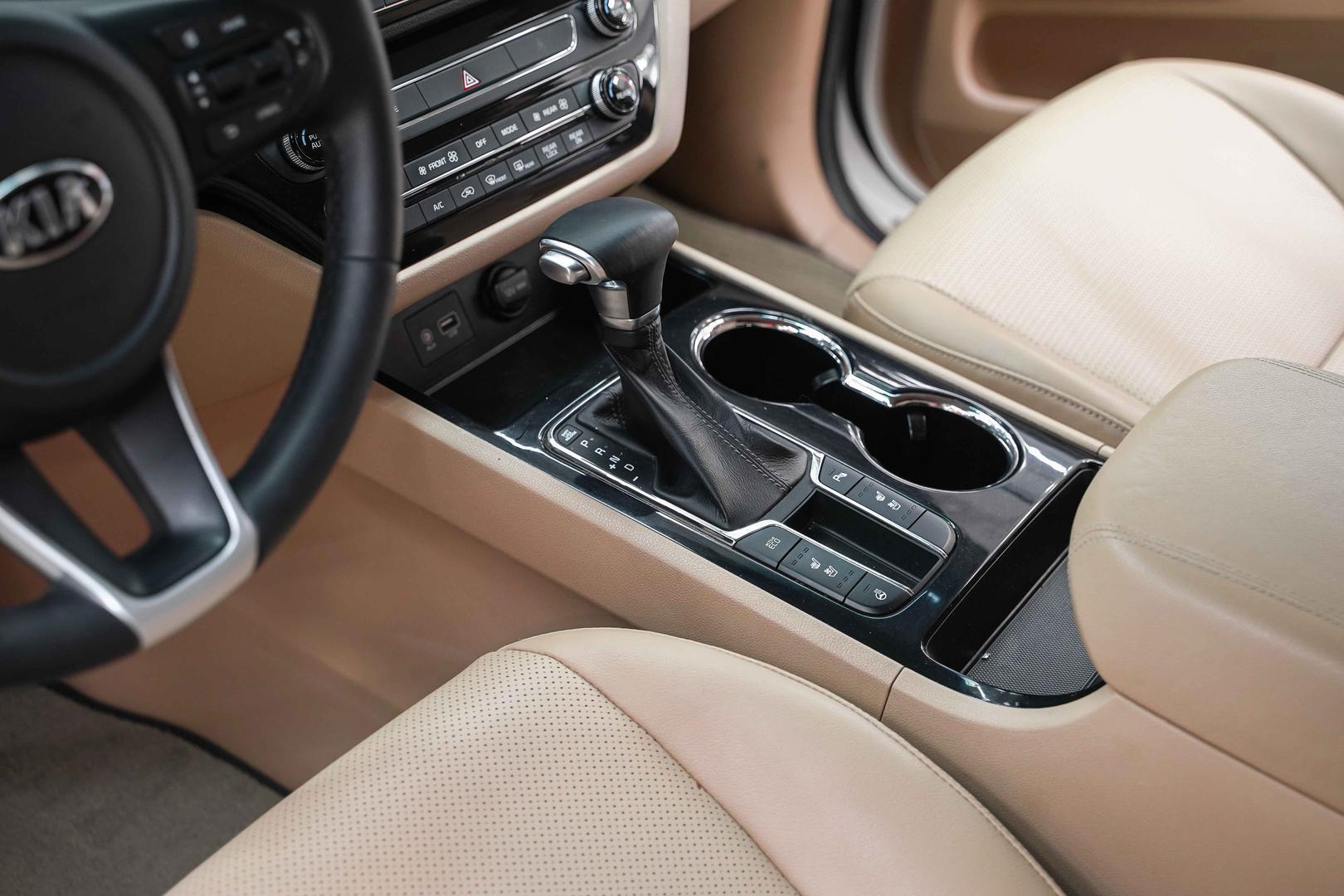 Kia Carnival 2018, белый, ДЦ Орехово