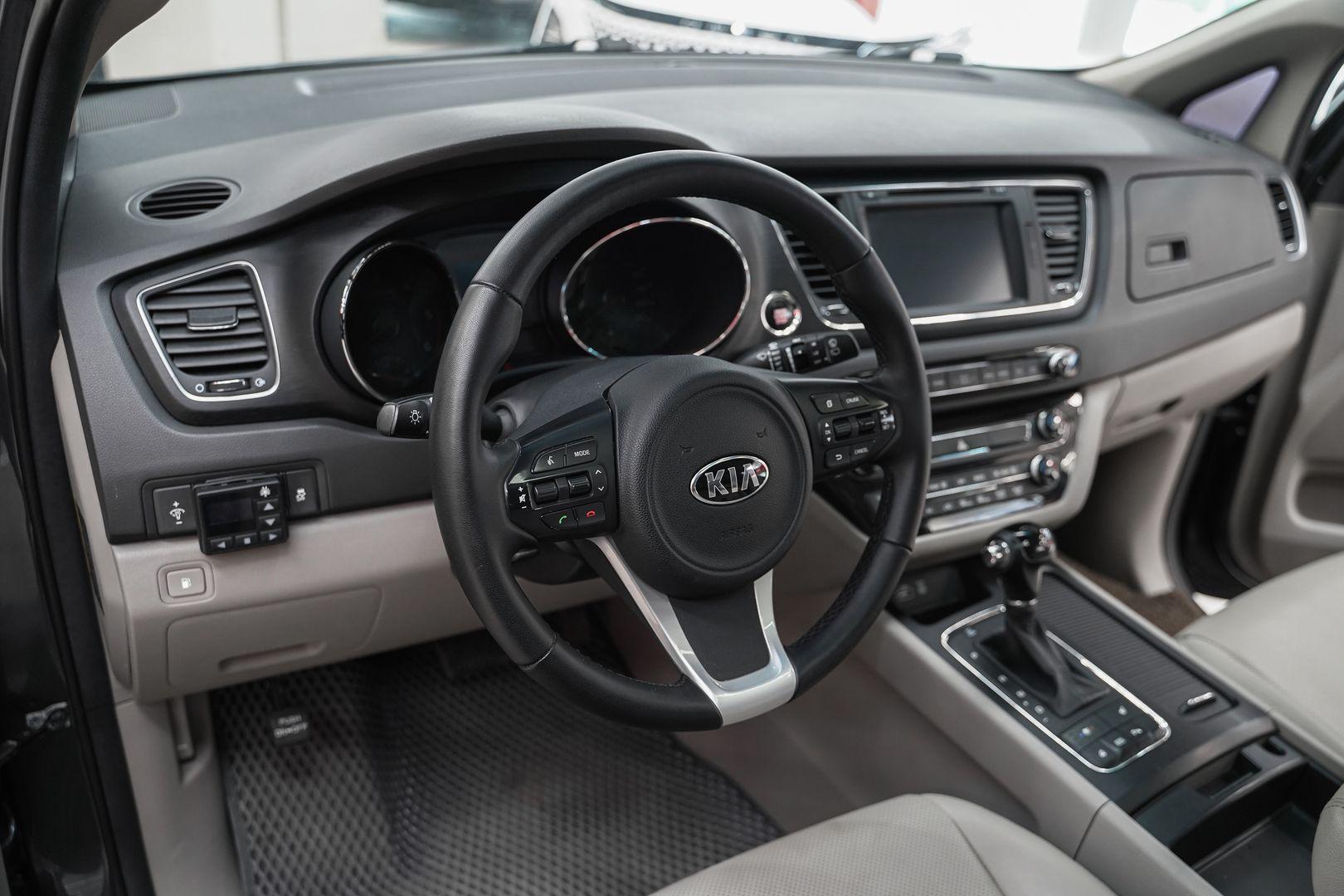 Kia Carnival 2016, серый, ДЦ Орехово