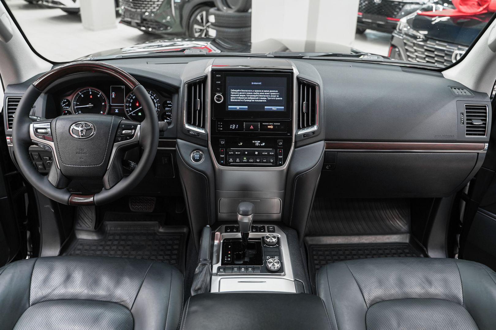 Toyota Land Cruiser 2016, черный, ДЦ Орехово