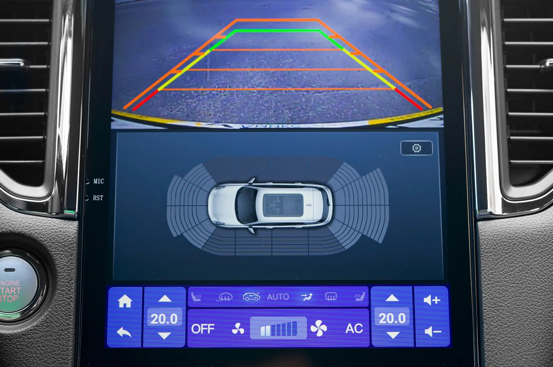 SWM G05 Pro, экран мультимедиа с камерой заднего вида и датчиками парковки