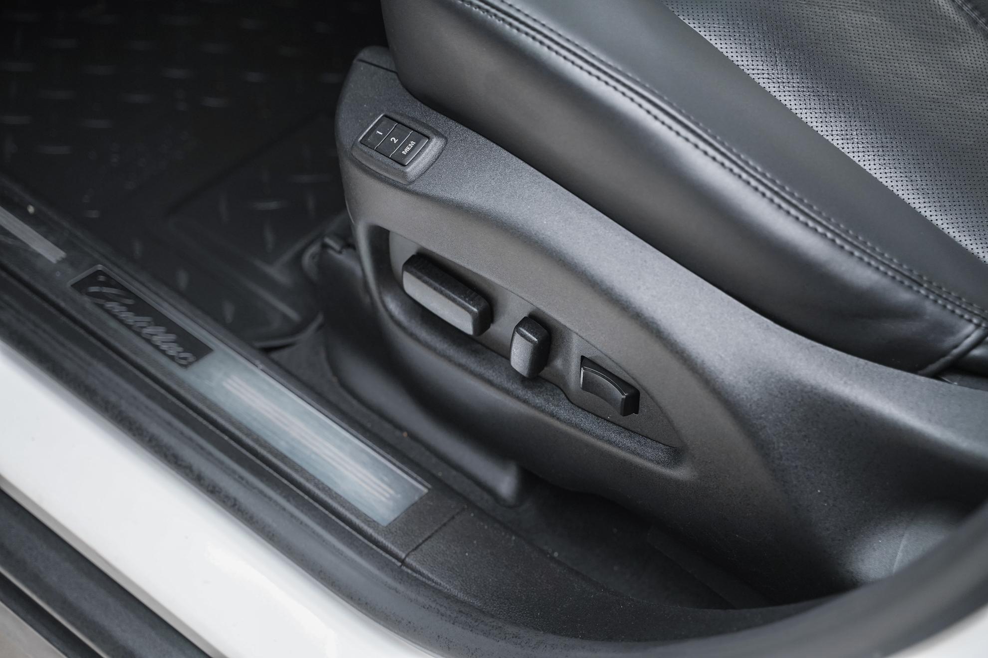 Cadillac SRX 2011, белый, ДЦ Орехово