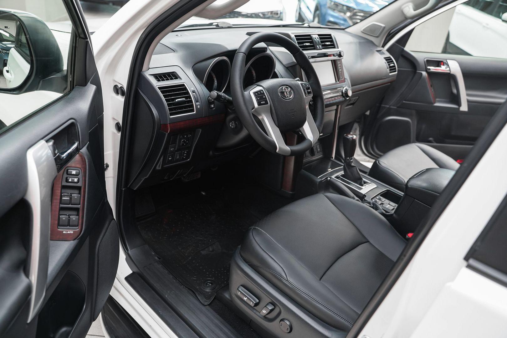 Toyota Land Cruiser Prado 2015, белый, ДЦ Орехово