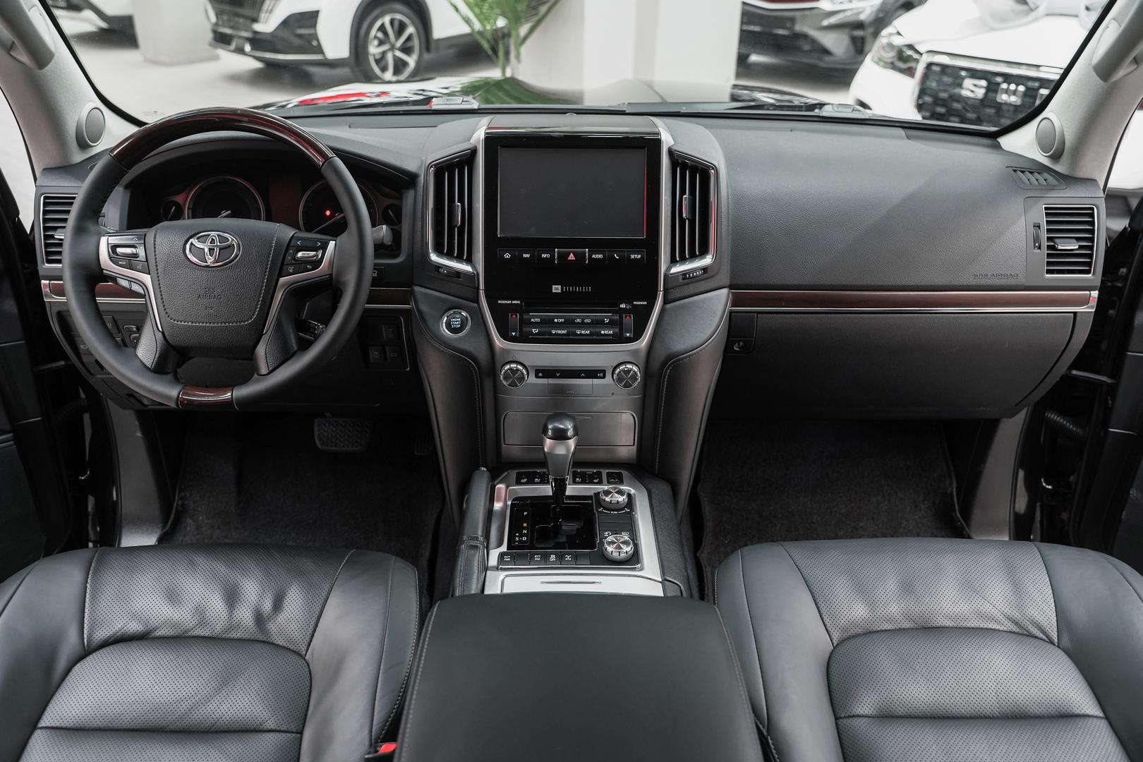 Toyota Land Cruiser 2015, черный, ДЦ Орехово