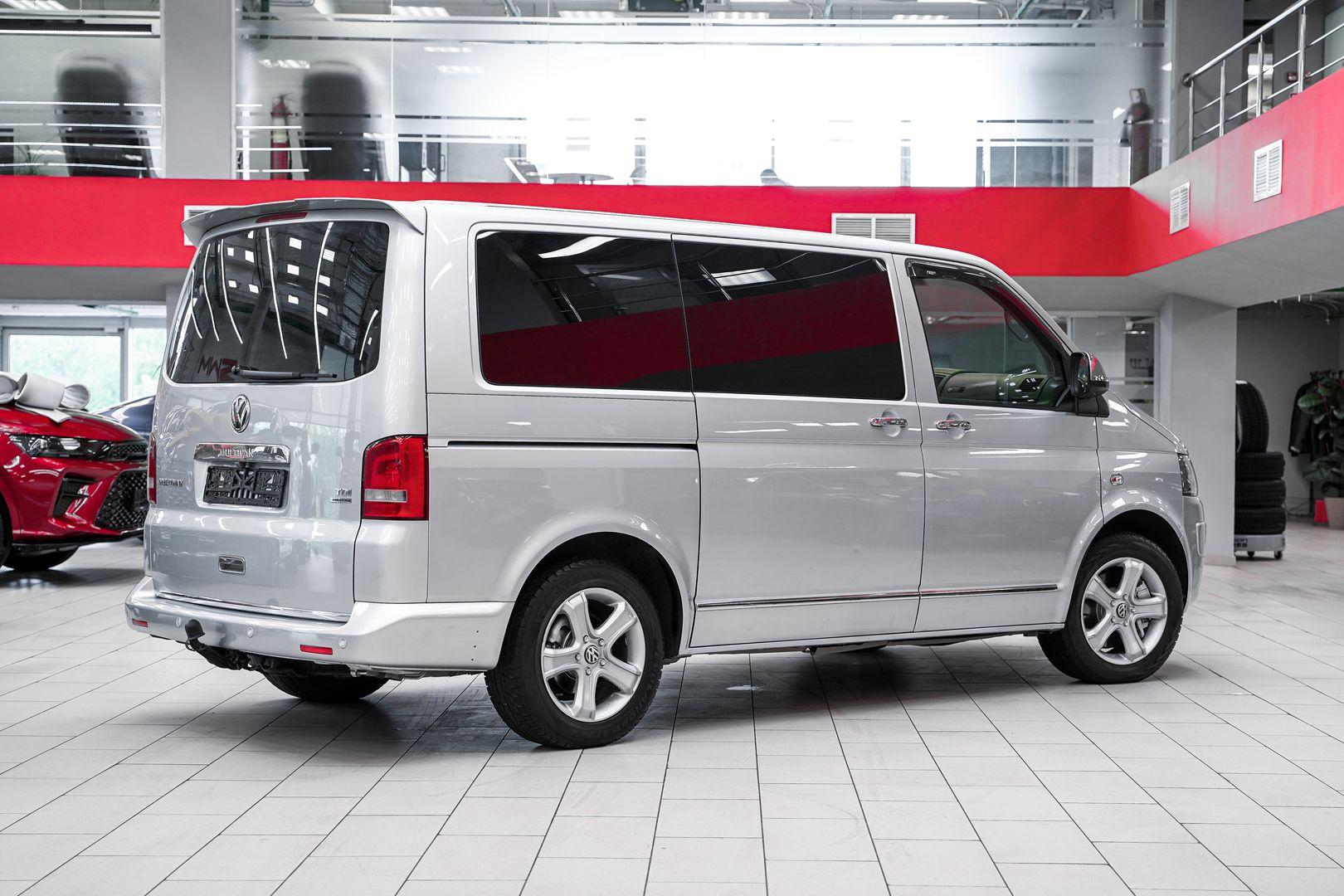 Volkswagen Multivan 2012, серебряный, ДЦ Орехово