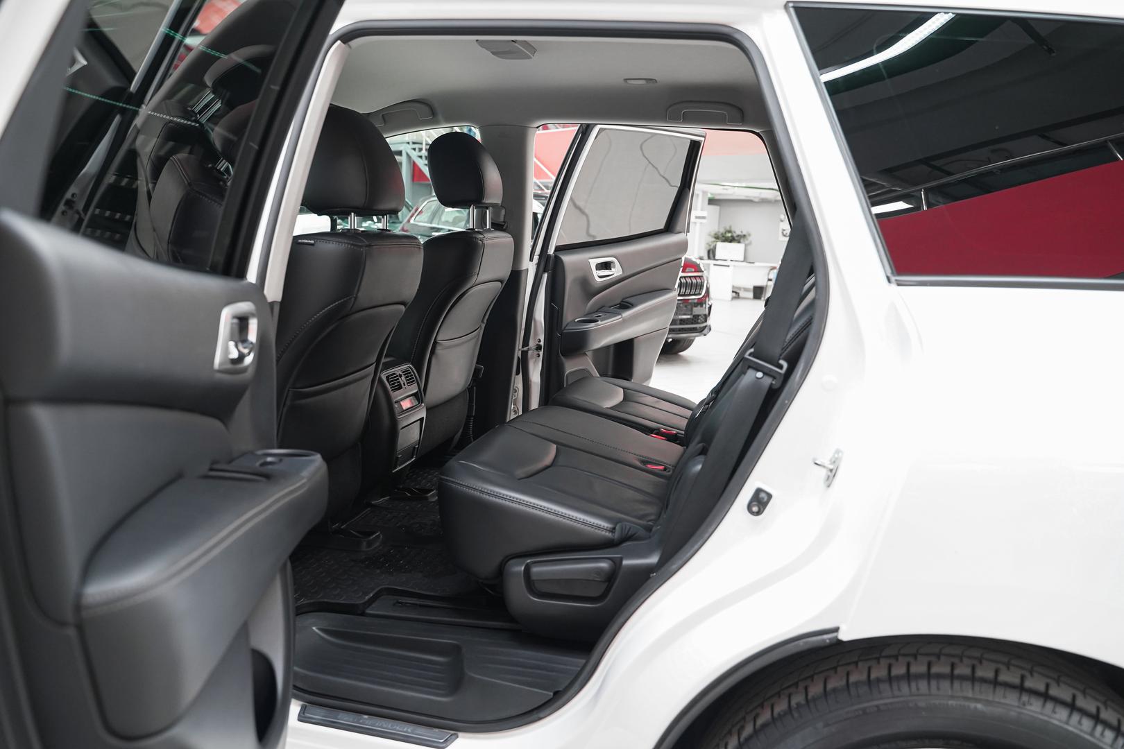 Nissan Pathfinder 2015, белый, ДЦ Орехово
