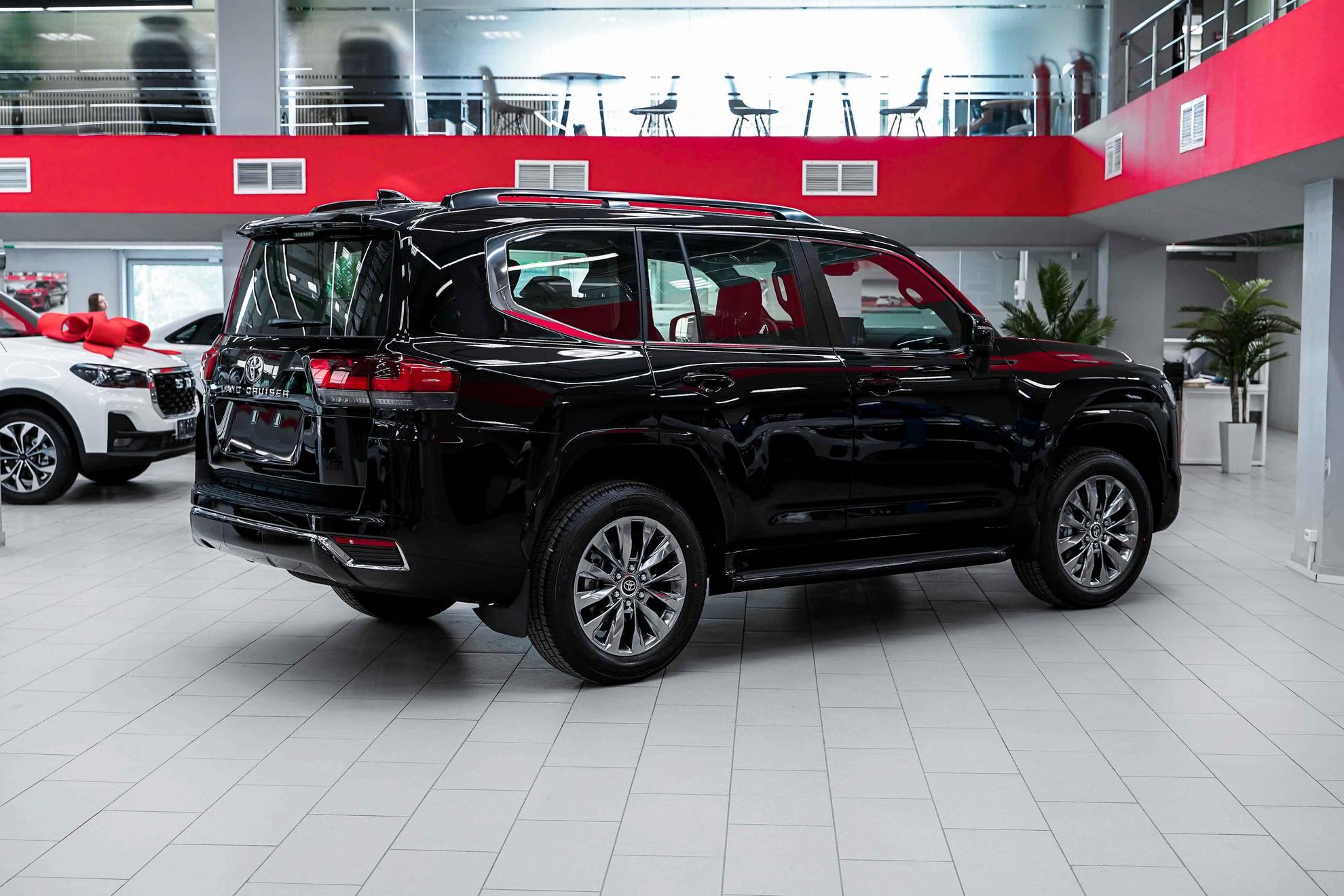 Toyota Land Cruiser 2026, черный, ДЦ Орехово