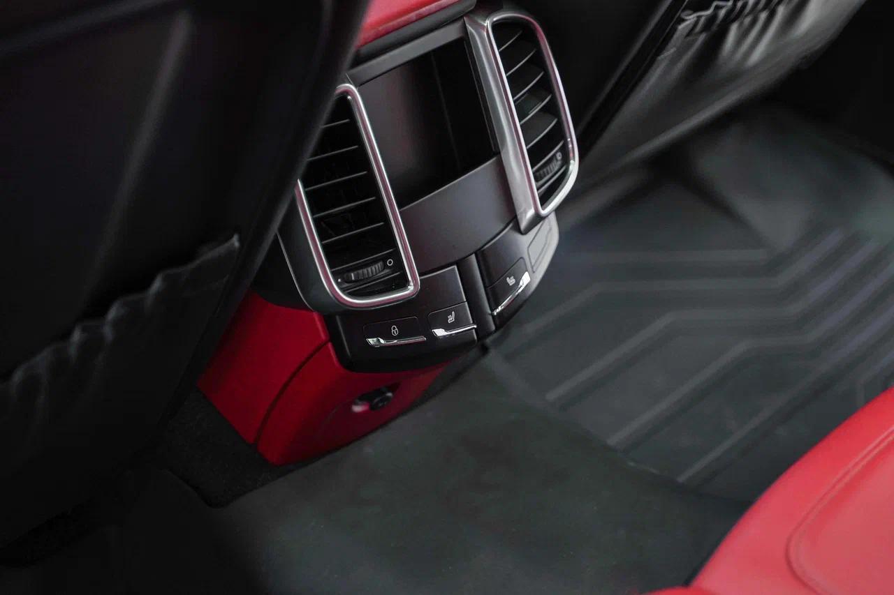 Porsche Cayenne 2016, красный, ДЦ Орехово