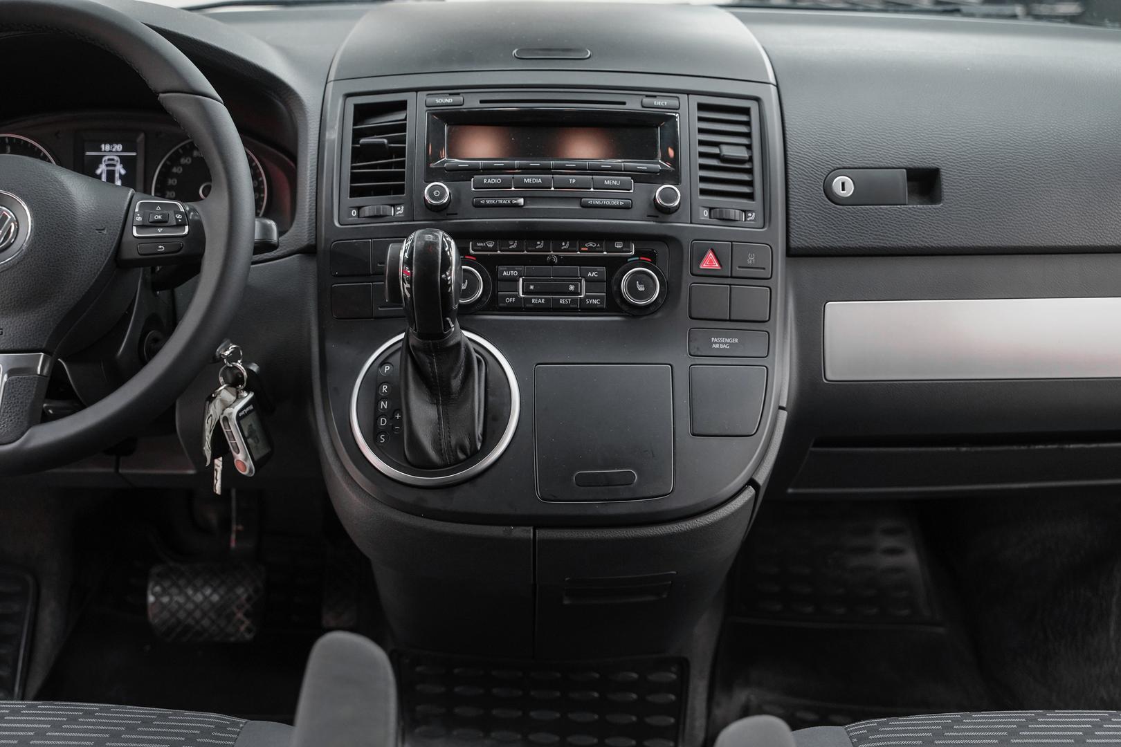 Volkswagen Multivan 2014, пурпурный, ДЦ Орехово