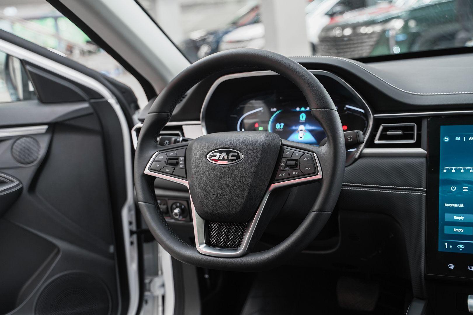 JAC J7 2023, белый, ДЦ Орехово