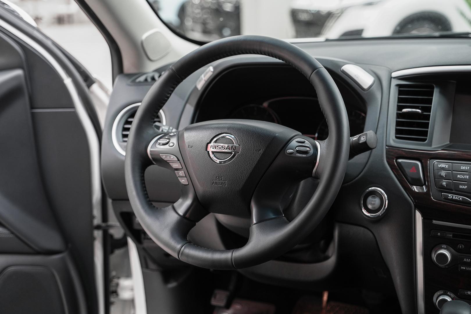 Nissan Pathfinder 2015, белый, ДЦ Орехово