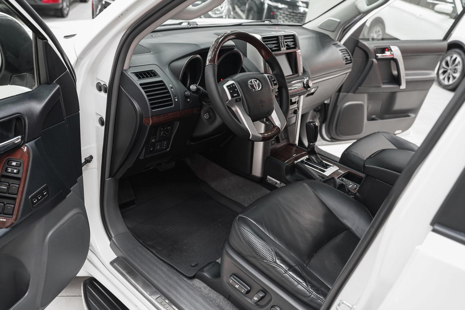 Toyota Land Cruiser Prado 2011, белый, ДЦ Орехово