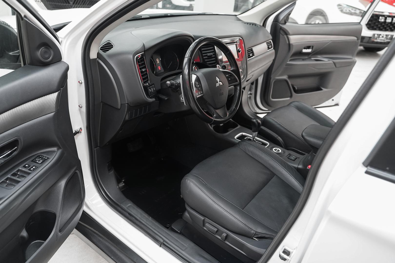 Mitsubishi Outlander 2014, белый, ДЦ Орехово