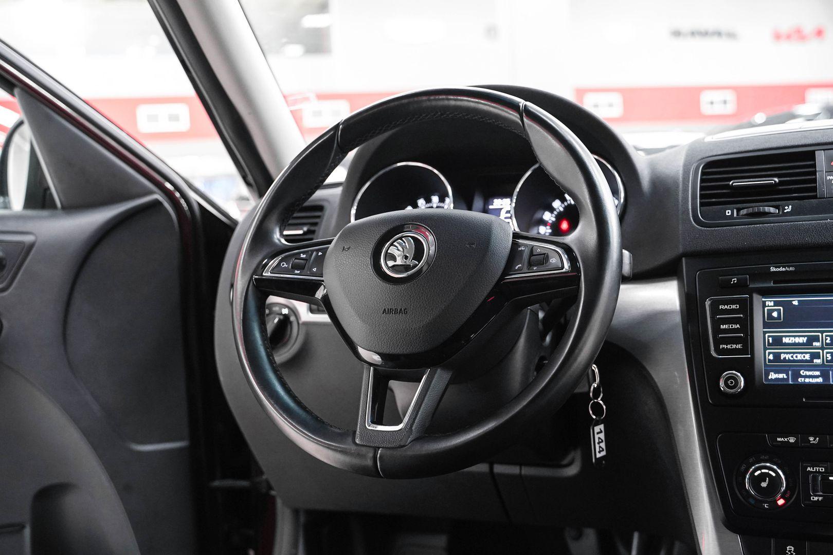 Skoda Yeti 2013, пурпурный, ДЦ Орехово