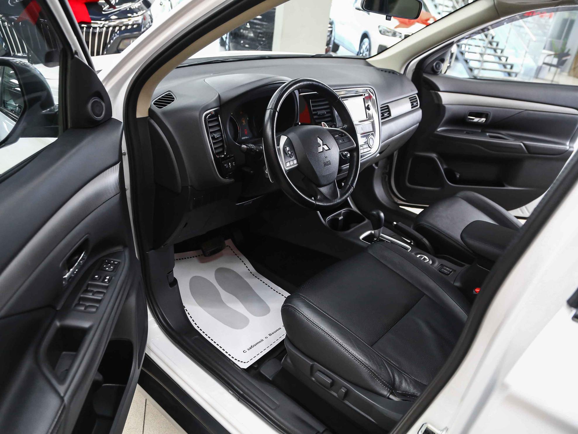 Mitsubishi Outlander 2012, белый, ДЦ Орехово
