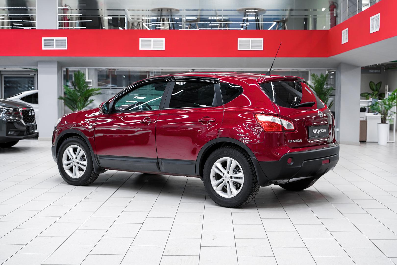 Nissan Qashqai 2010, красный, ДЦ Орехово