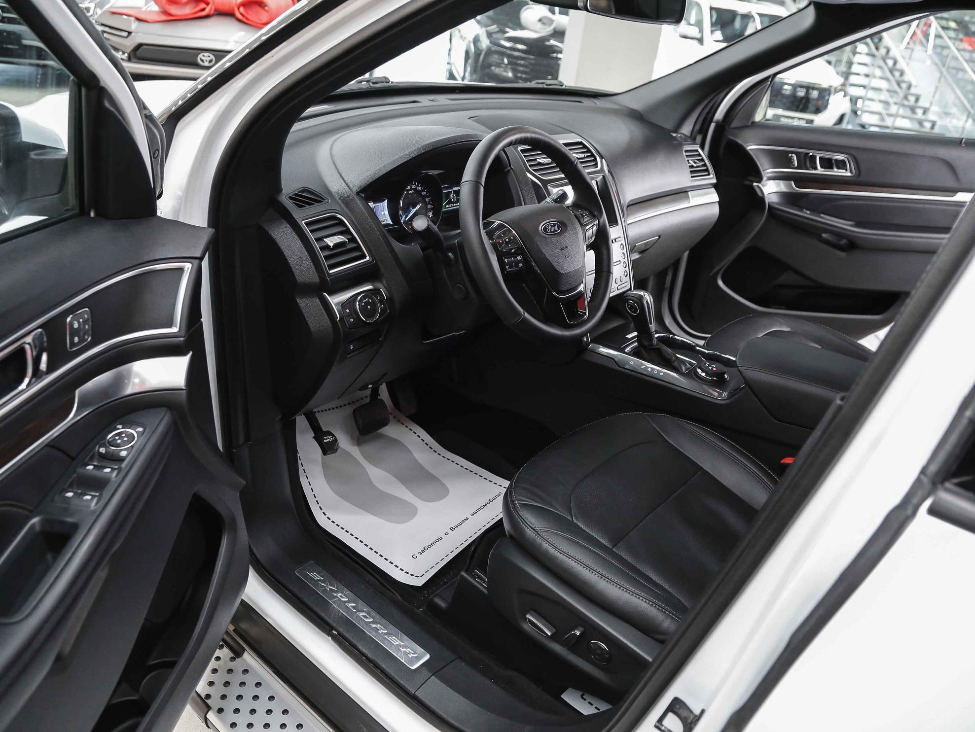 Ford Explorer 2018, белый, ДЦ Орехово