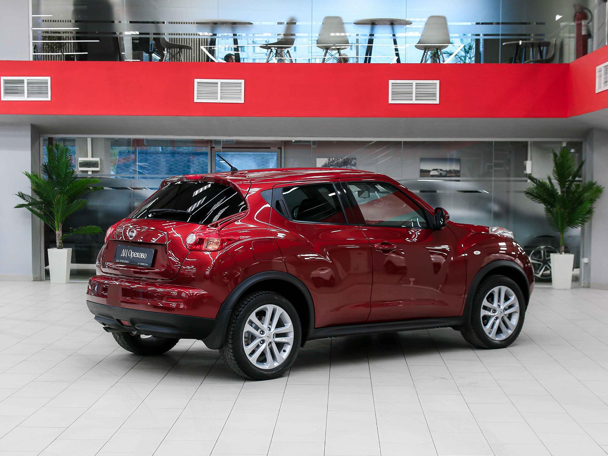 Nissan Juke 2011, красный, ДЦ Орехово
