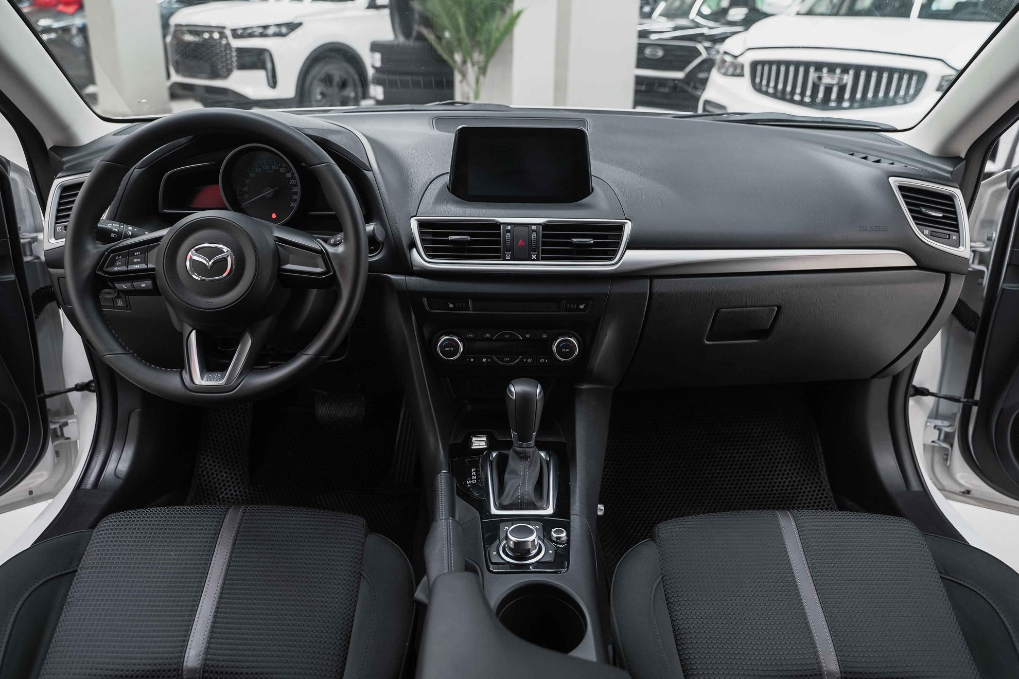 Mazda 3 2016, белый, ДЦ Орехово
