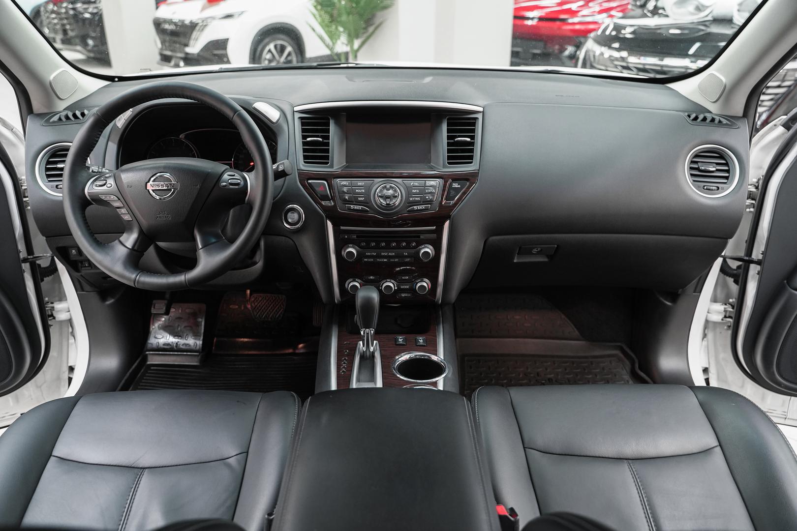 Nissan Pathfinder 2015, белый, ДЦ Орехово