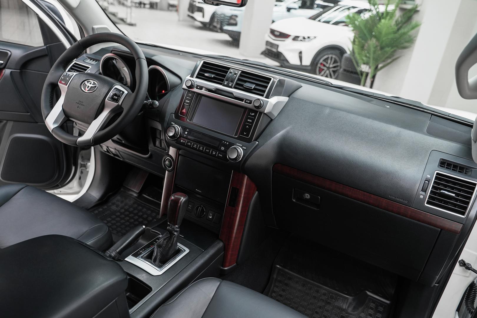 Toyota Land Cruiser Prado 2017, белый, ДЦ Орехово