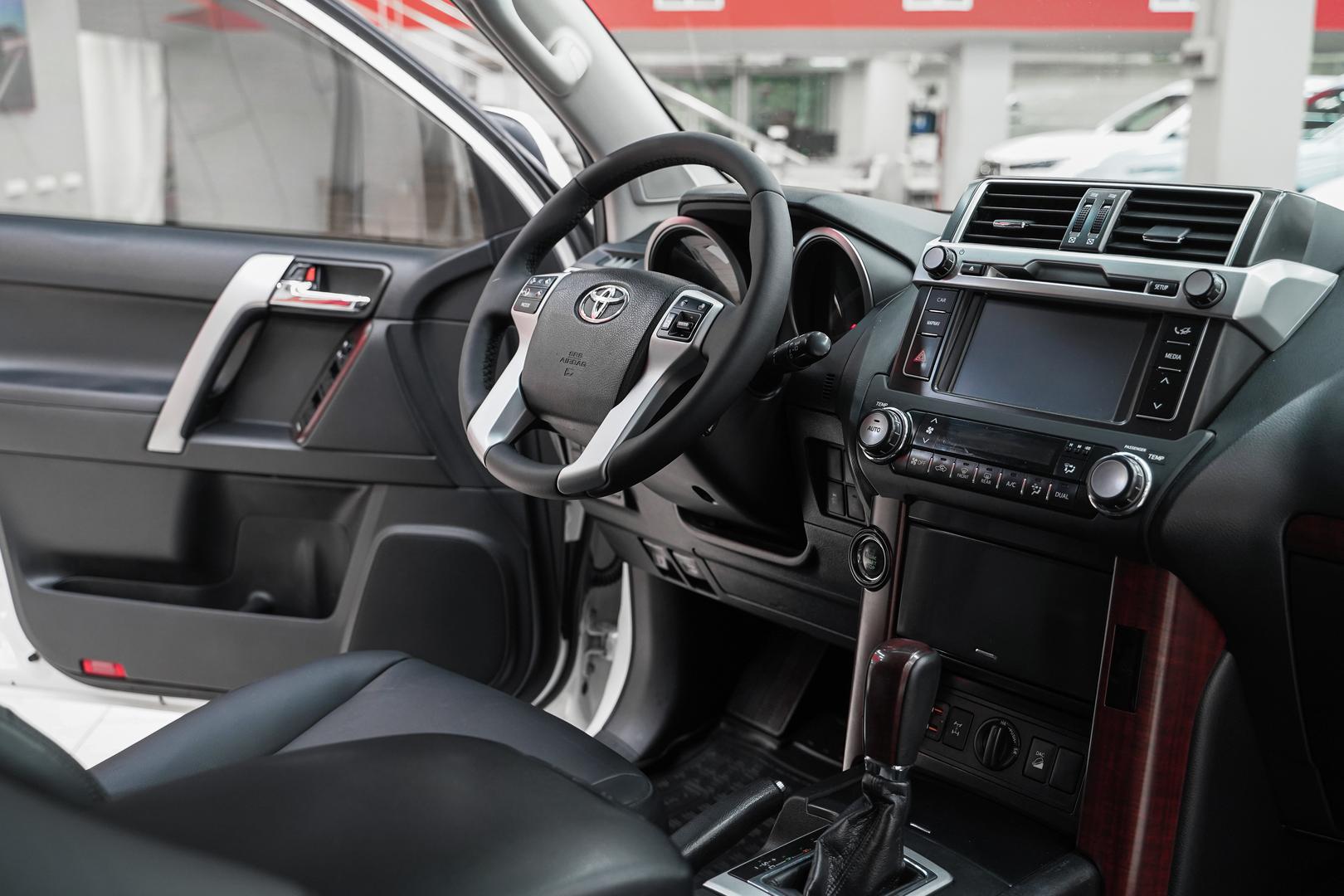 Toyota Land Cruiser Prado 2017, белый, ДЦ Орехово