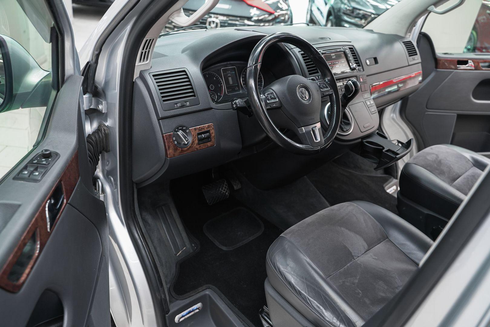 Volkswagen Multivan 2012, серебряный, ДЦ Орехово