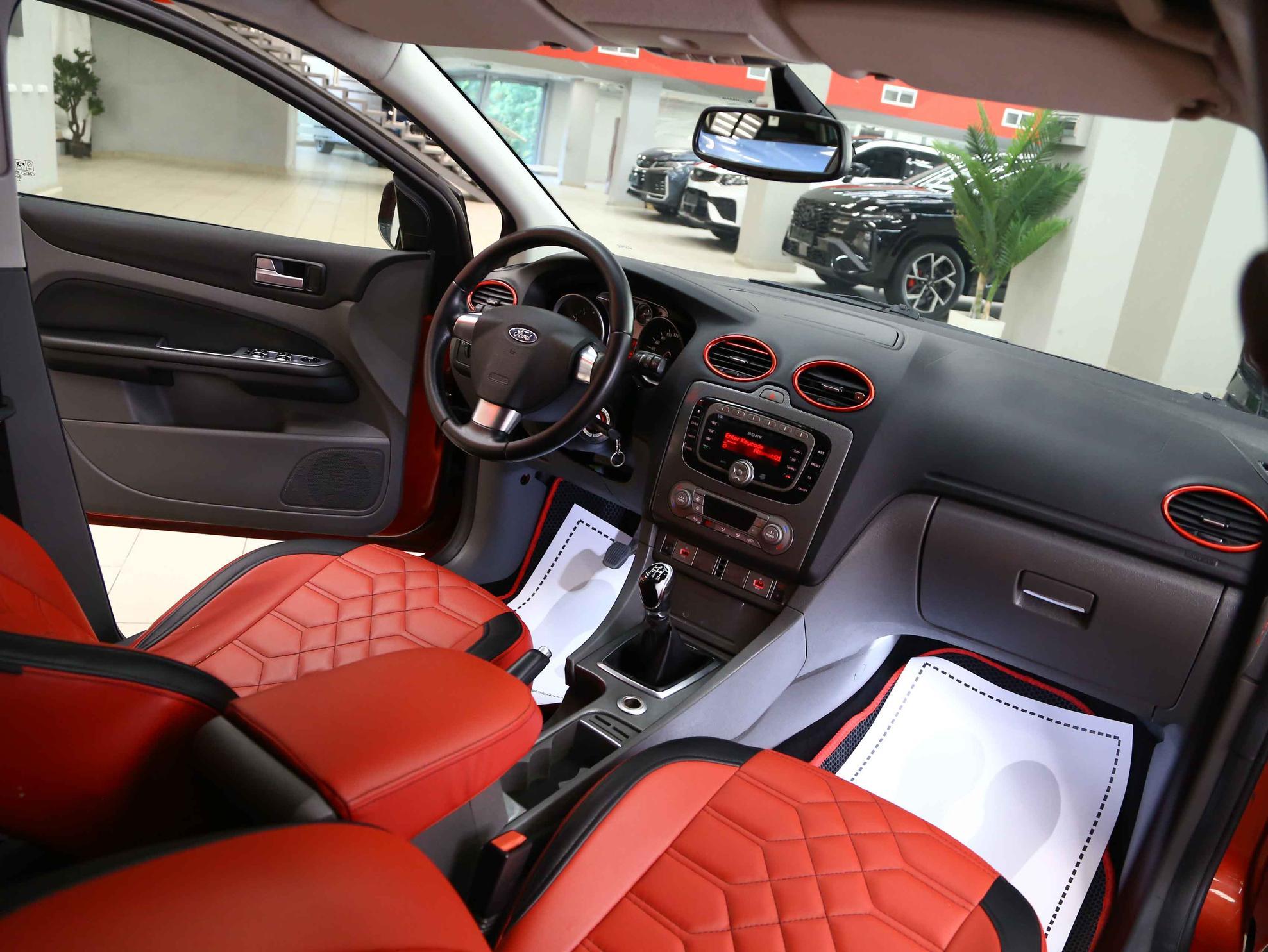 Ford Focus 2008, красный, ДЦ Орехово
