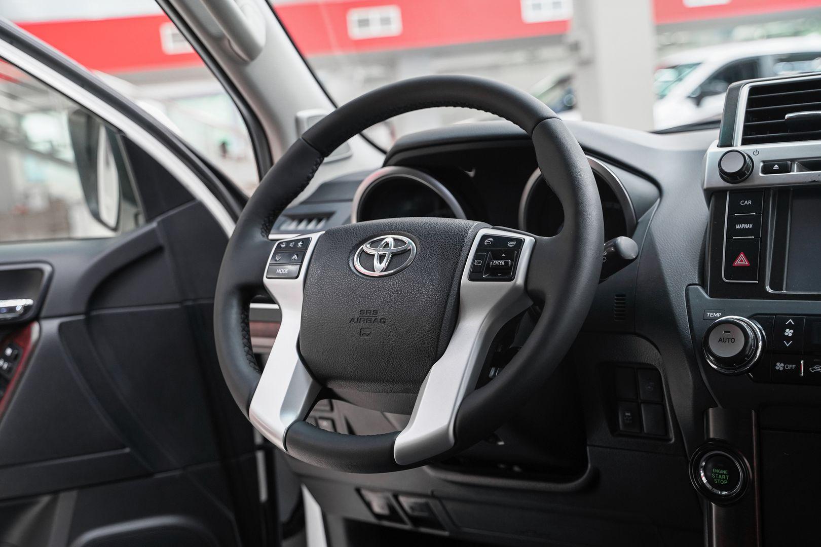 Toyota Land Cruiser Prado 2015, белый, ДЦ Орехово
