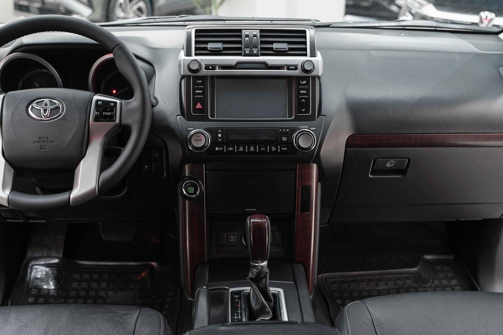Toyota Land Cruiser Prado 2013, белый, ДЦ Орехово