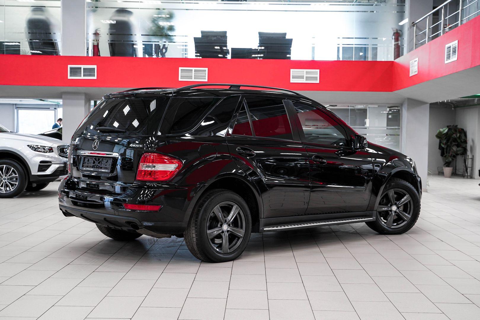 Mercedes-Benz M-Класс 2010, черный, ДЦ Орехово
