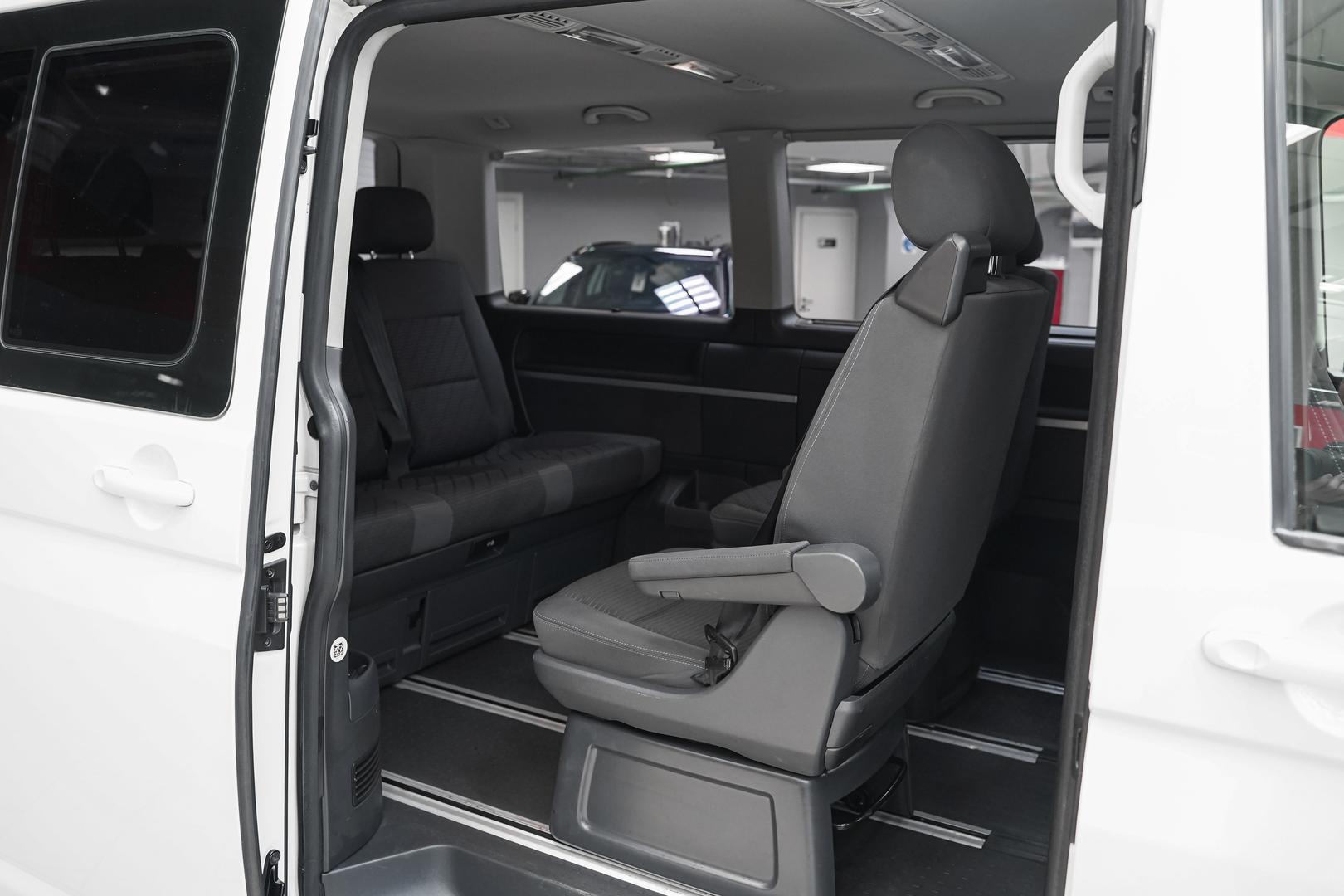 Volkswagen Multivan 2011, белый, ДЦ Орехово