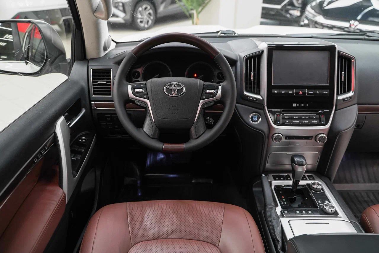 Toyota Land Cruiser 2015, белый, ДЦ Орехово