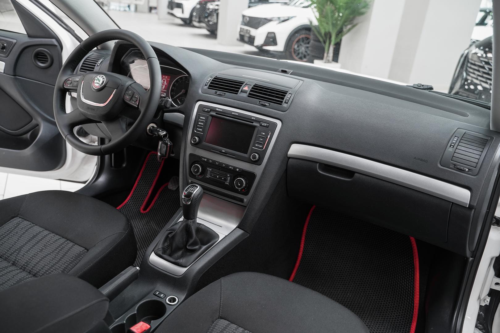 Skoda Octavia 2011, белый, ДЦ Орехово