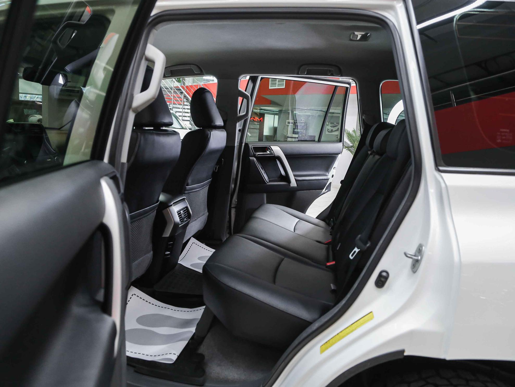 Toyota Land Cruiser Prado 2013, белый, ДЦ Орехово