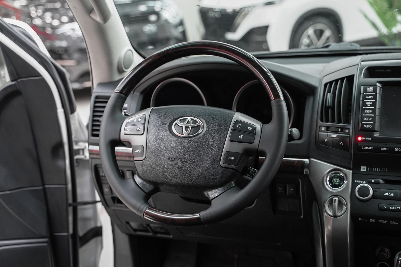 Toyota Land Cruiser 2011, белый, ДЦ Орехово