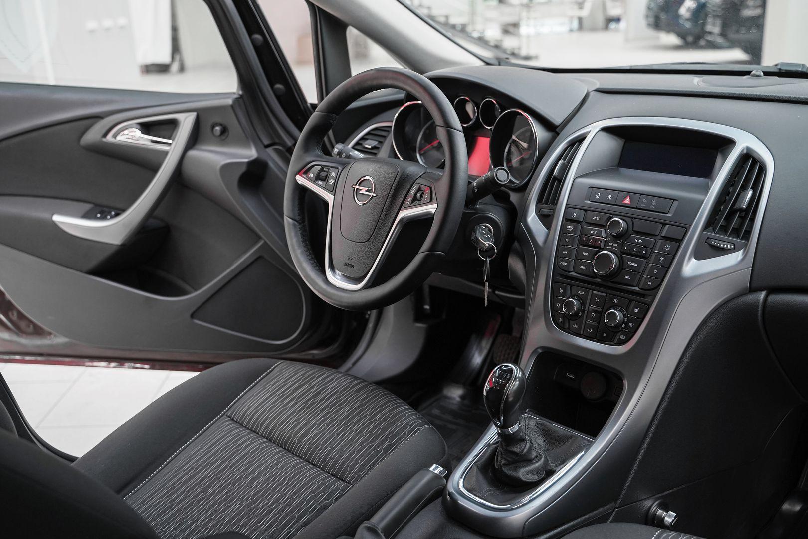 Opel Astra 2013, коричневый, ДЦ Орехово