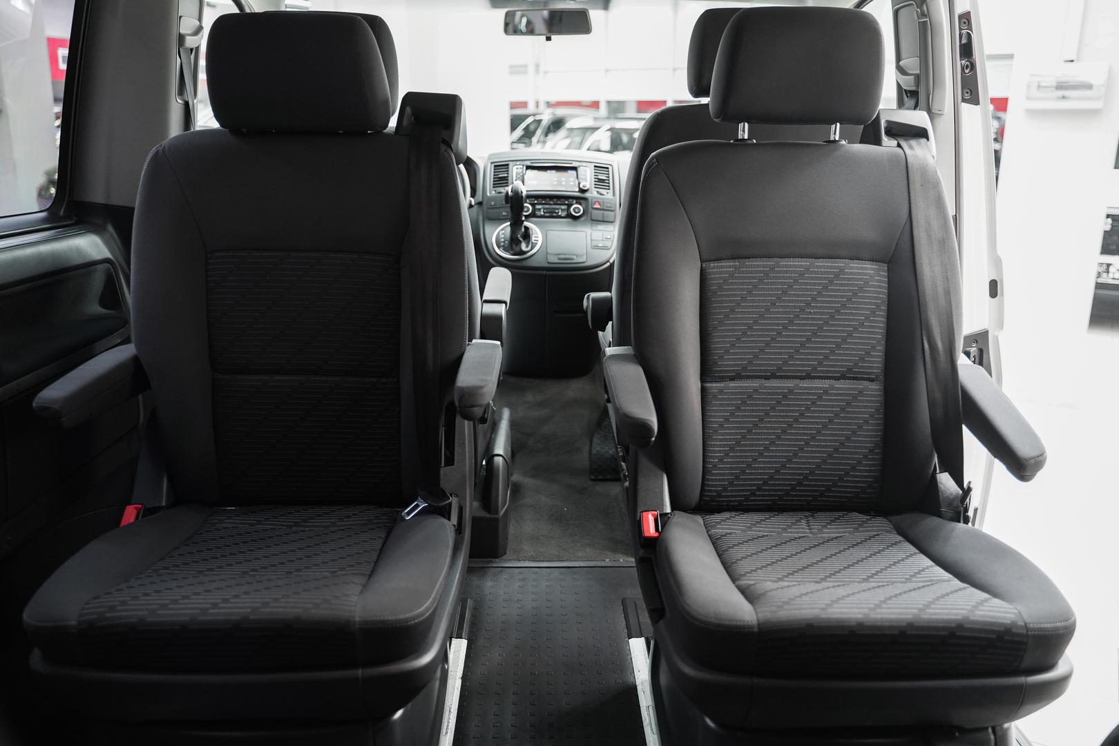 Volkswagen Multivan 2011, белый, ДЦ Орехово