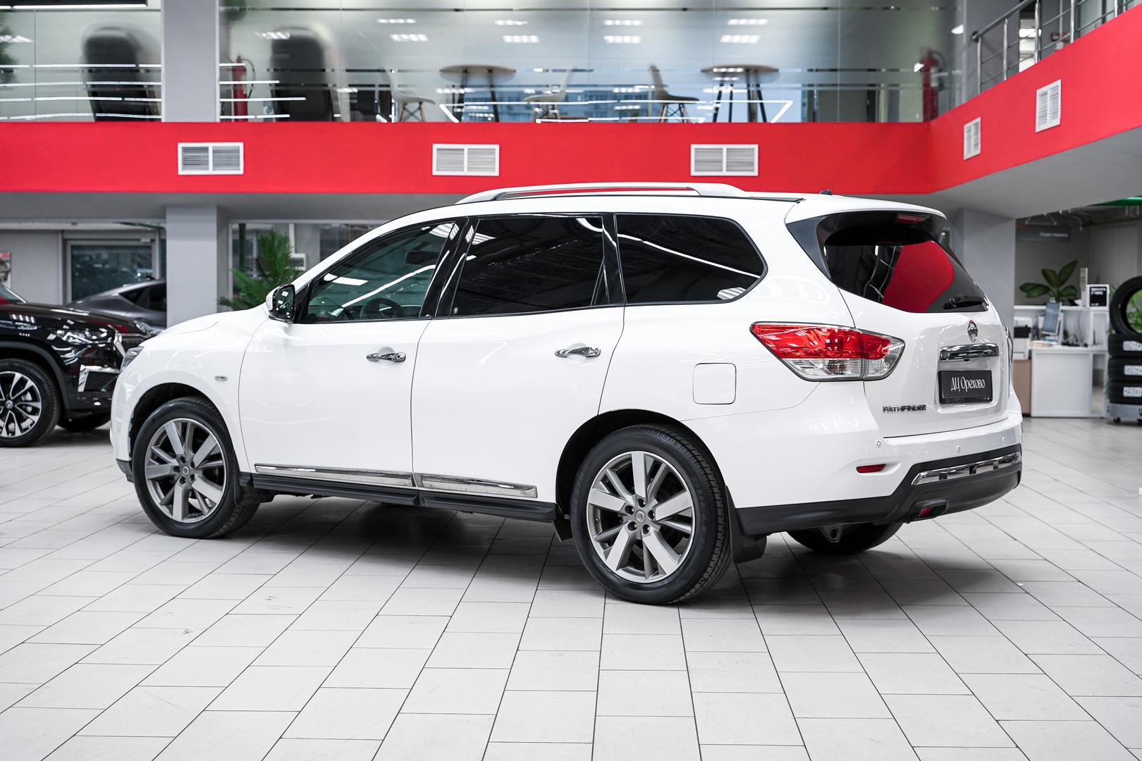 Nissan Pathfinder 2015, белый, ДЦ Орехово