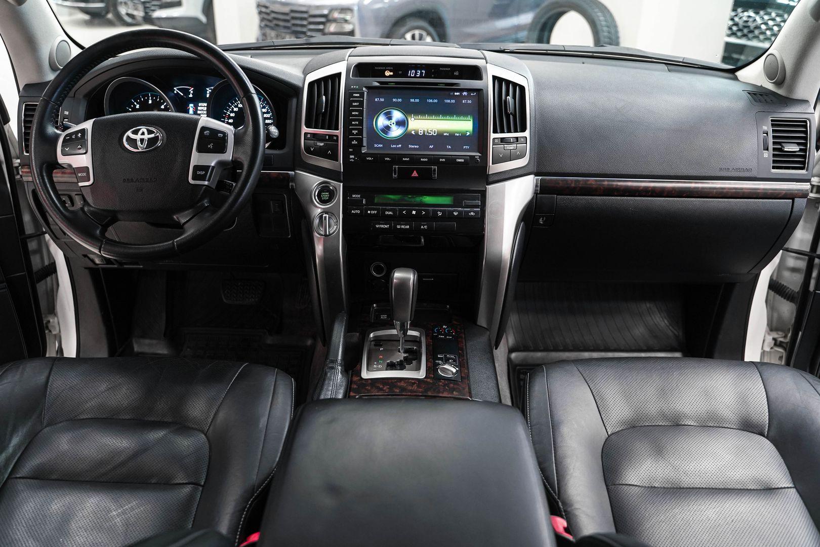 Toyota Land Cruiser 2014, белый, ДЦ Орехово