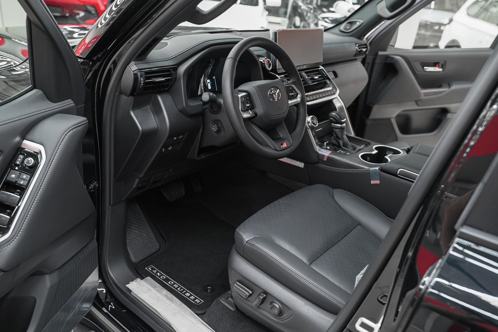 Toyota Land Cruiser 2025, черный, ДЦ Орехово