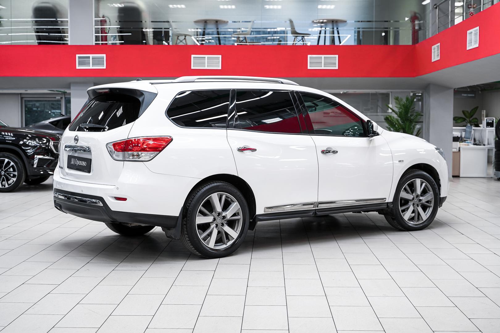 Nissan Pathfinder 2015, белый, ДЦ Орехово