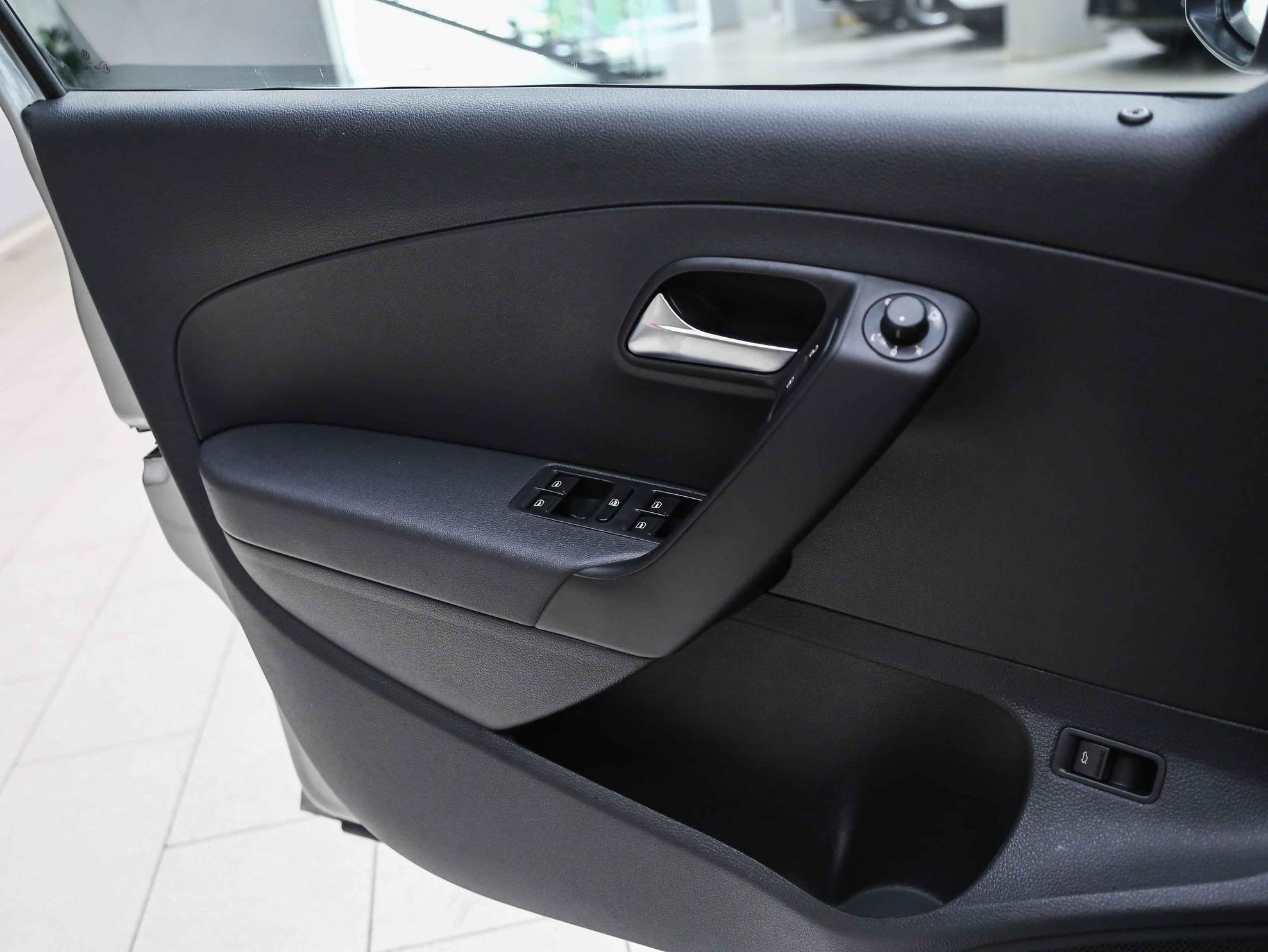 Volkswagen Polo 2018, серебряный, ДЦ Орехово