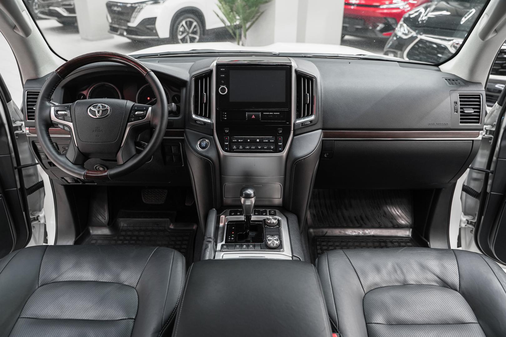 Toyota Land Cruiser 2018, белый, ДЦ Орехово