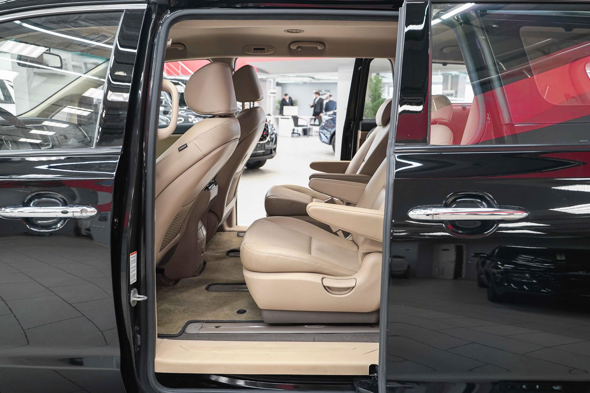 Kia Carnival 2016, черный, ДЦ Орехово