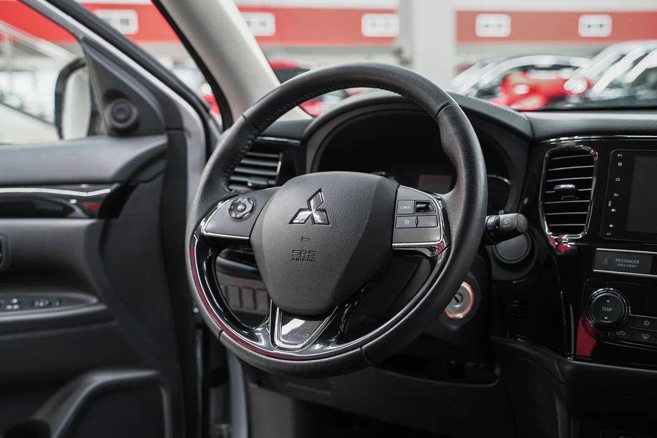 Mitsubishi Outlander 2019, серебряный, ДЦ Орехово