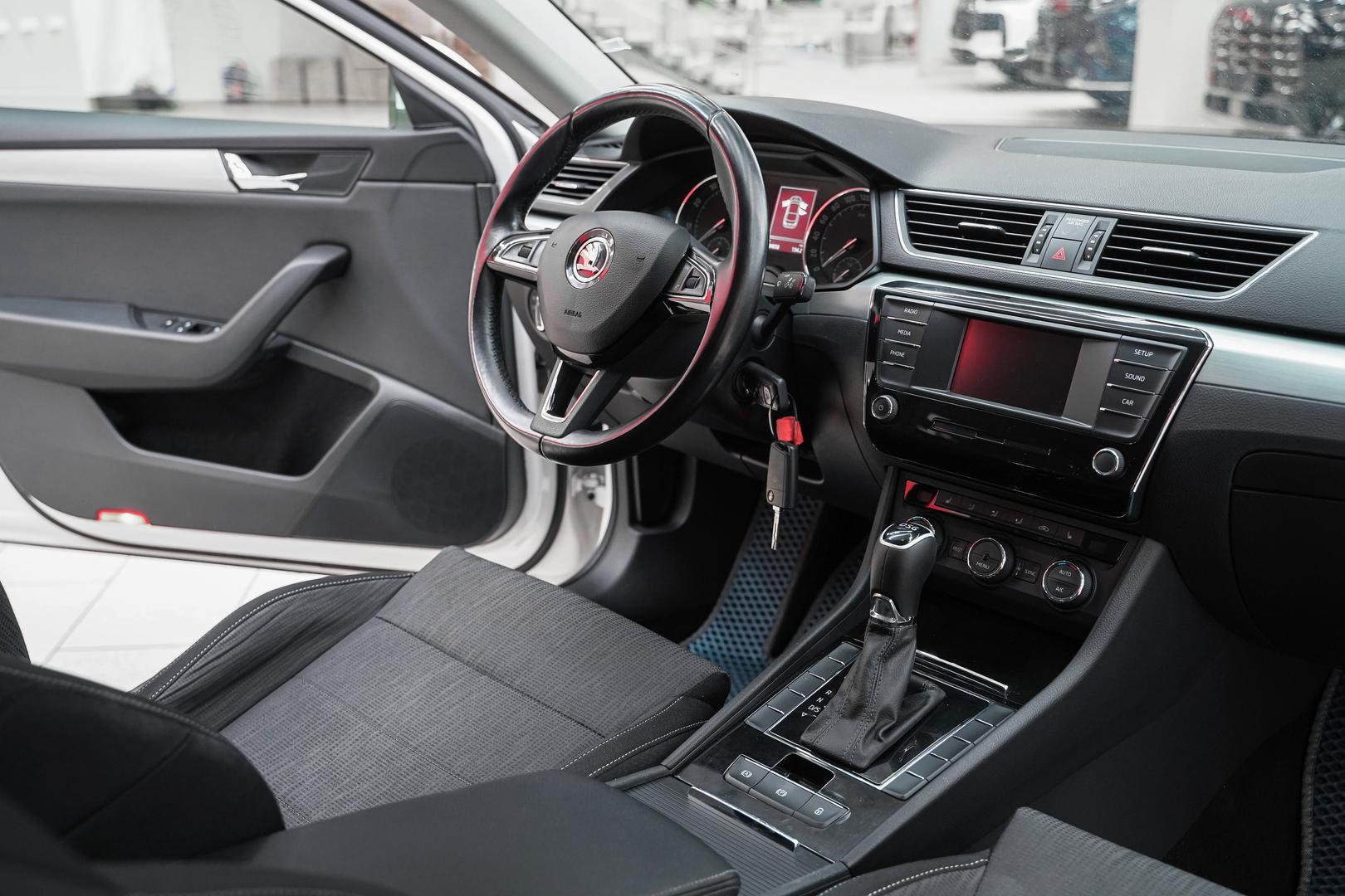 Skoda Superb 2016, белый, ДЦ Орехово