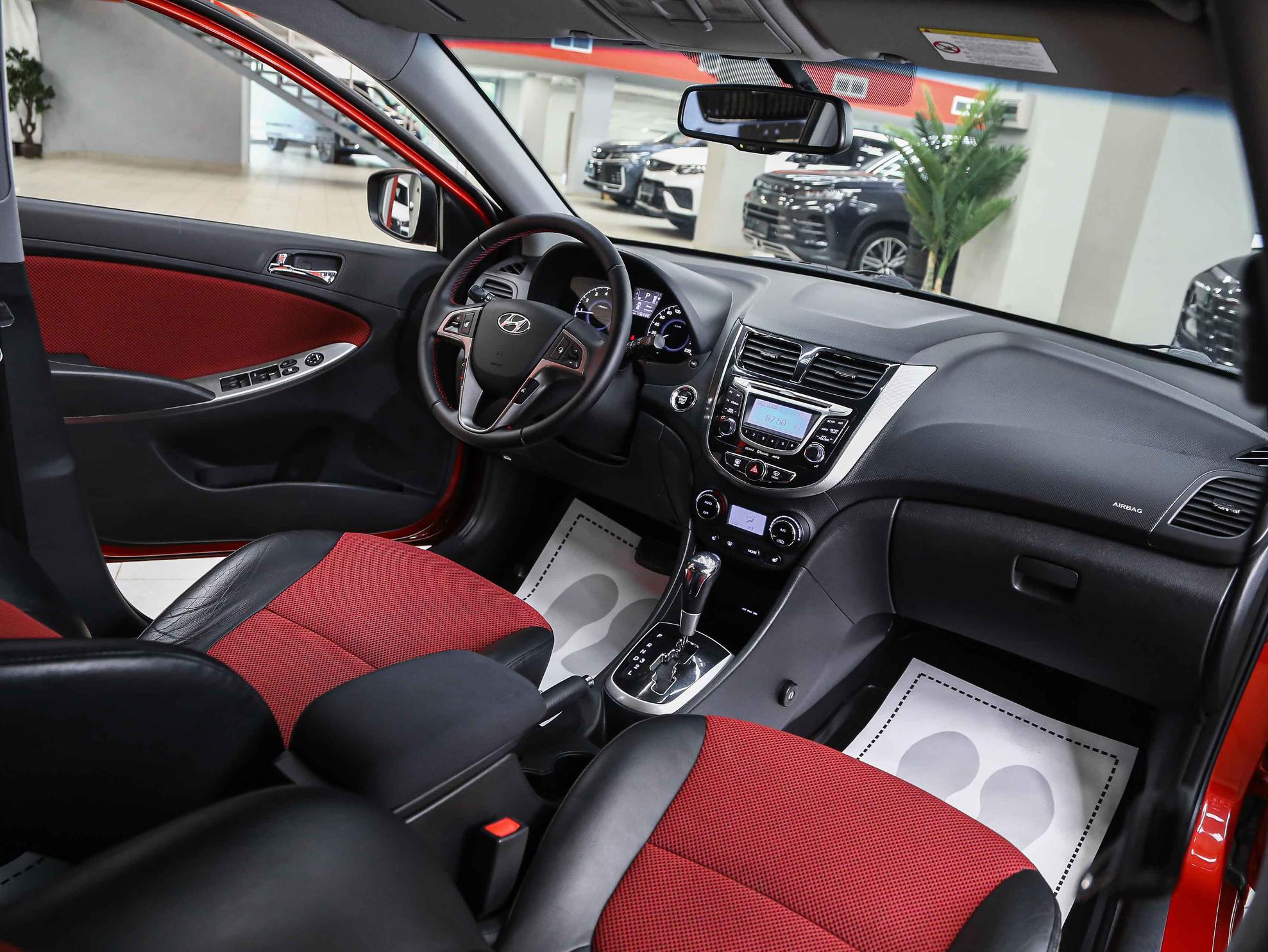 Hyundai Solaris 2012, красный, ДЦ Орехово