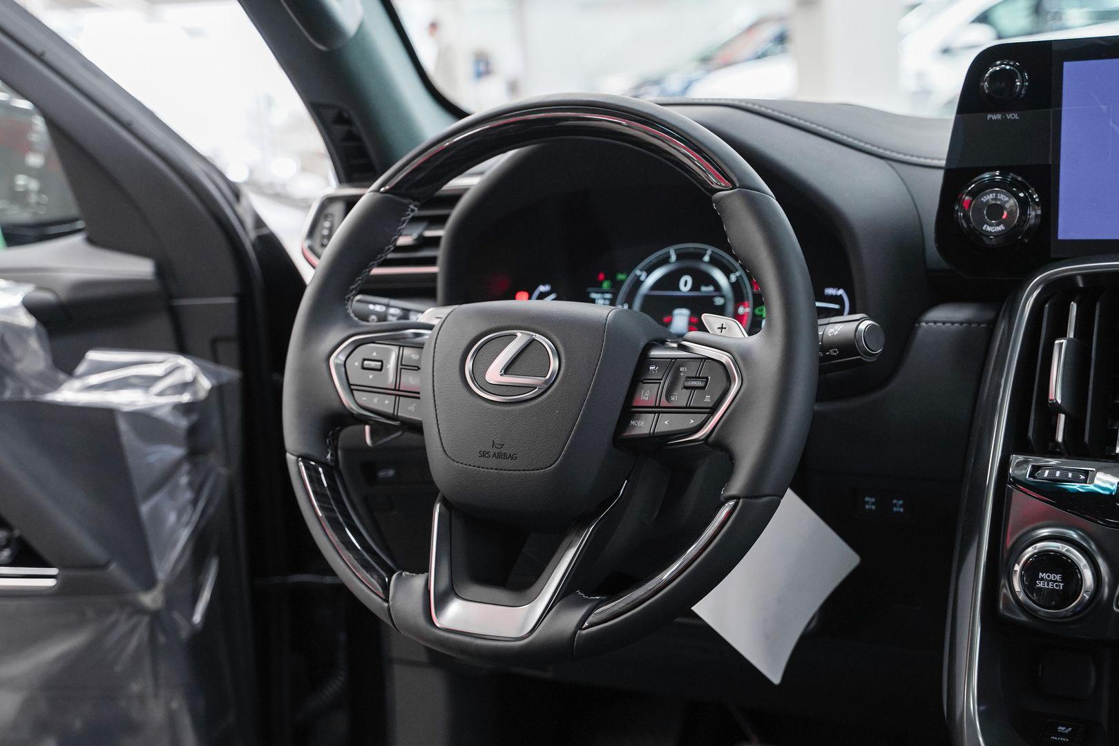 Lexus LX 2024, черный, ДЦ Орехово